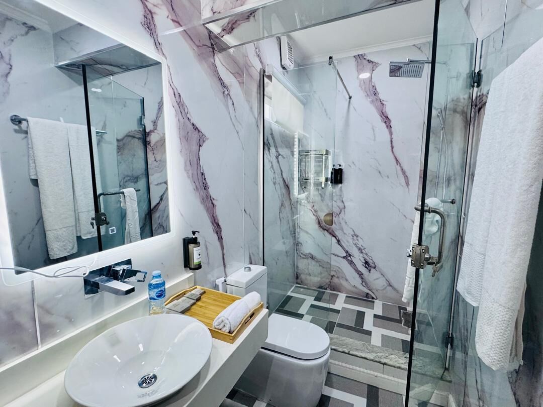 Doppia Executive, vista oceano | Bagno | Doccia, asciugacapelli, pantofole, asciugamani