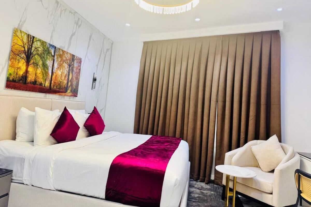 Premier Single Room | Laptop workspace, WiFi (free)