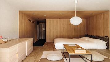 Un dormitorio moderno y acogedor con techo de madera, una cama individual, una mesita de noche y una lámpara colgante.