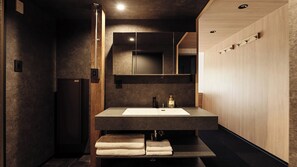 Un bany modern amb un mirall gran, un lavabo i un suport per a tovalloles.