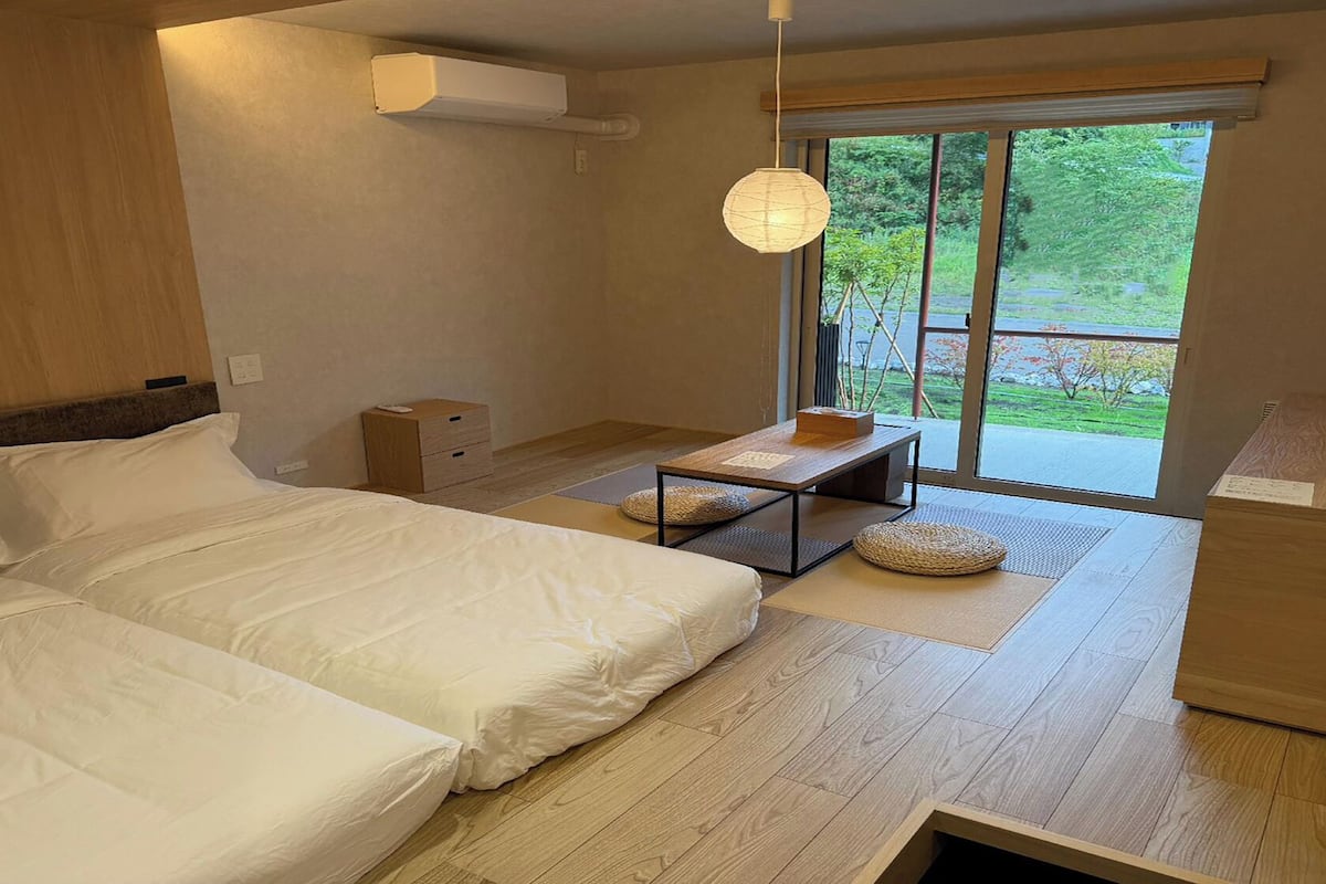 Habitació amb dos llits individuals bàsica, no fumadors, vistes al pati | Escriptori i wifi gratuïta