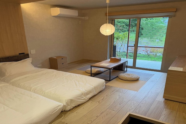 Basic Twin Room, Non Smoking, Courtyard View | Desk, free WiFi