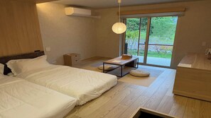 Habitació amb dos llits individuals bàsica, no fumadors, vistes al pati | Escriptori i wifi gratuïta 