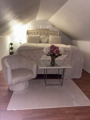 3 makuuhuonetta, työpöytä, ilmainen Wi-Fi, vuodevaatteet