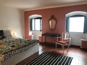 2 makuuhuonetta, silitysrauta/-lauta, ilmainen Wi-Fi, vuodevaatteet