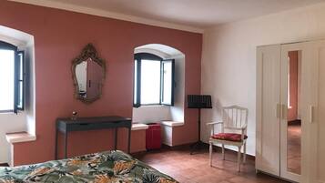 2 عدّة غرف نوم ومكواة/لوح كي وواي فاي مجانًا وملاءات أسرّة