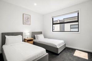 Apartment | 2 bedrooms, laptop workspace, iron/ironing board, bed sheets - Relaxing Family Townhouse Near Melbourne's (Melbourne)