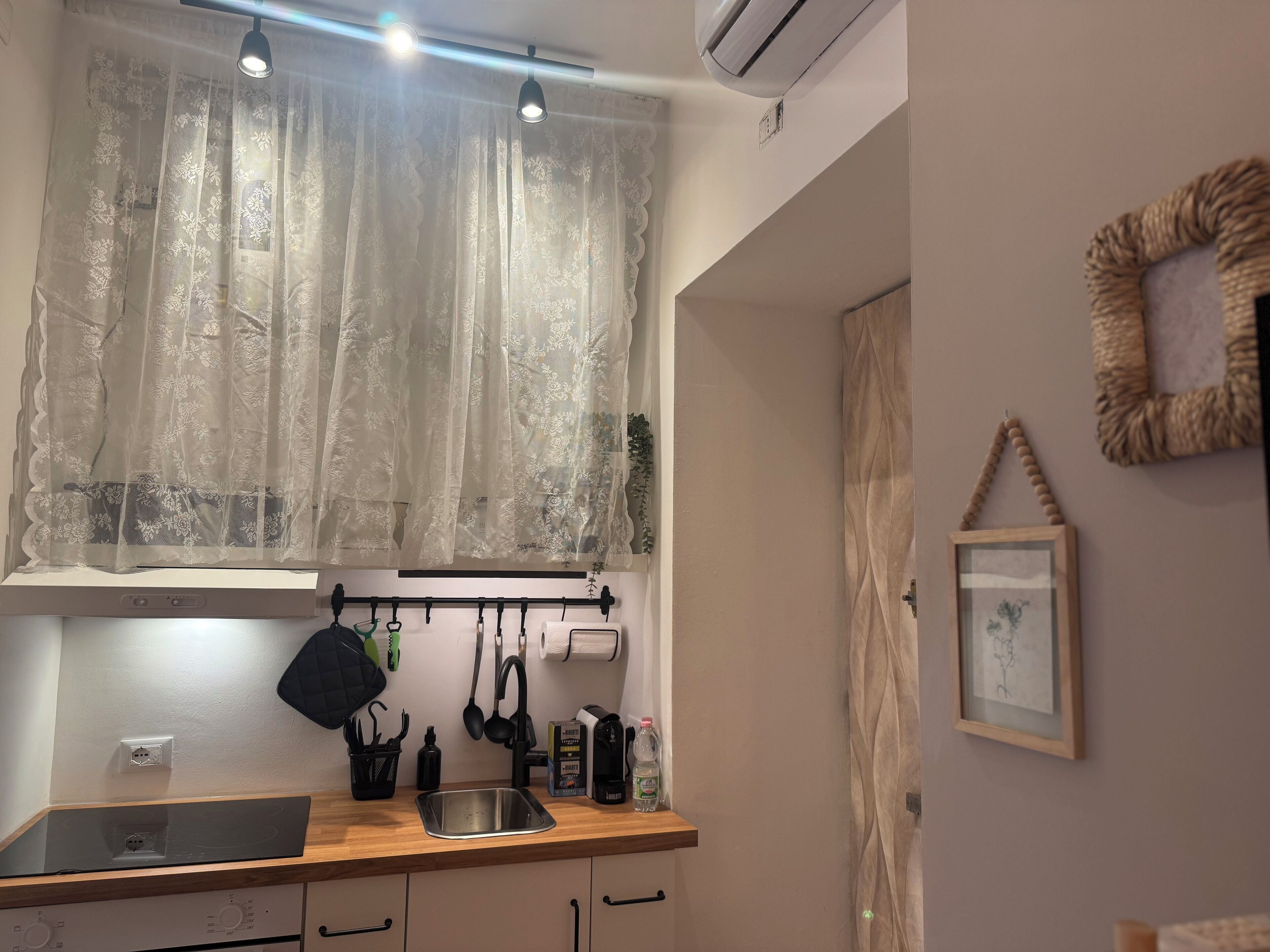 Réfrigérateur, four, plaque de cuisson, cafetière/bouilloire