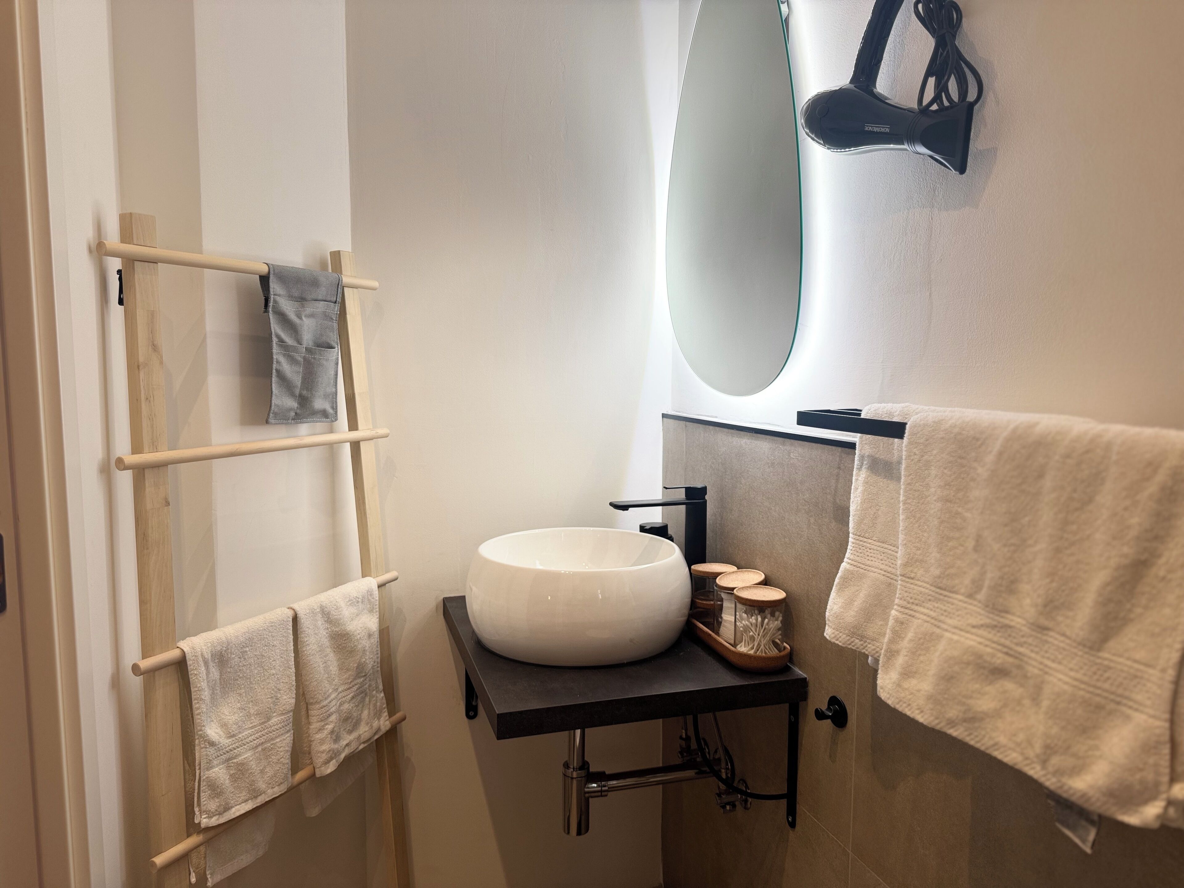 Dusche, Haartrockner, Bidet, Handtücher