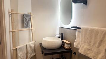 Dusche, Haartrockner, Bidet, Handtücher