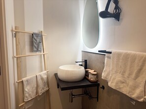 Dusche, Haartrockner, Bidet, Handtücher