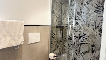 Doccia, asciugacapelli, bidet, asciugamani