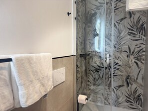 Doccia, asciugacapelli, bidet, asciugamani
