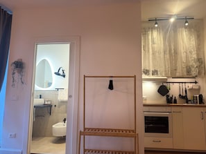 Douche, sèche-cheveux, bidet, serviettes fournies