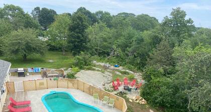 New 3 Bedroom with Private Pool & big yd walking distance downtown York Beach..