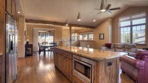 Una cocina amplia con armarios de madera, un microondas integrado y una isla grande.