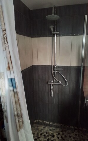 Shower, hair dryer, towels, soap - Charming apartment (Hermanville-sur-Mer)