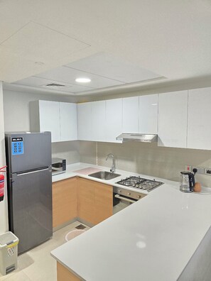 Fridge, microwave, oven, coffee/tea maker - LUXURY MOON 2BHK AP. (Abu Dhabi)