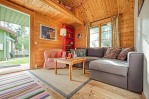 Smart TV, fireplace, DVD player, books - Hus PIO – Your Lakeside Holiday Retreat in Southern Sweden (Traryd)
