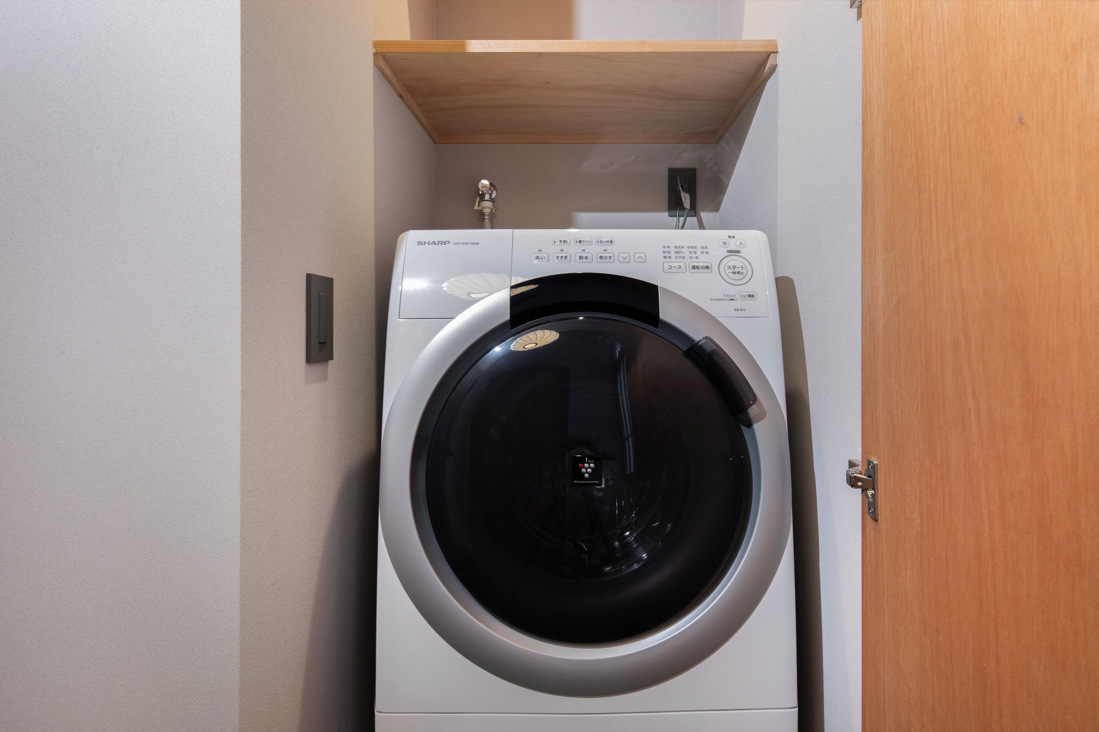 Casa de ciudad de diseñador, vista al jardín | Área de sala de estar | Televisión de pantalla plana 