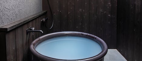 Casa de ciudad de diseñador, vista al jardín | Baño | Pantuflas