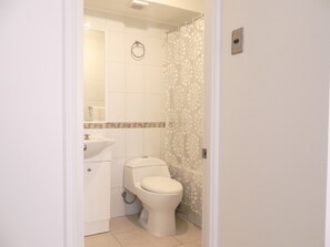 مجففات شعر، مناشف، صابون، ورق حمّام