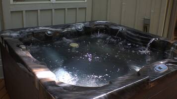 Cabin, 3 Bedrooms | Indoor spa tub