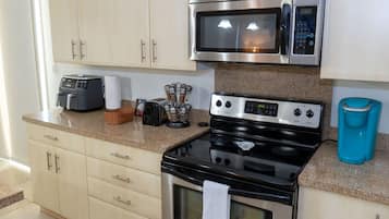 Apartment, 3 Bedrooms | Private kitchen | Fridge, oven, coffee/tea maker, toaster