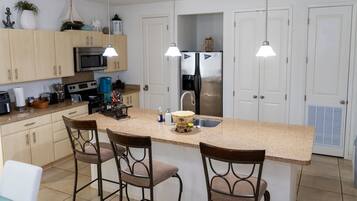 Apartment, 3 Bedrooms | Private kitchen | Fridge, oven, coffee/tea maker, toaster