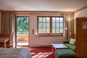 Comfort Double Room, Balcony, Courtyard View | Hypo-allergenic bedding, minibar, in-room safe, desk