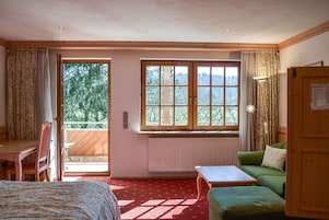 Habitación Confort doble, balcón, vistas al patio | Ropa de cama hipoalergénica, minibar, caja fuerte y escritorio