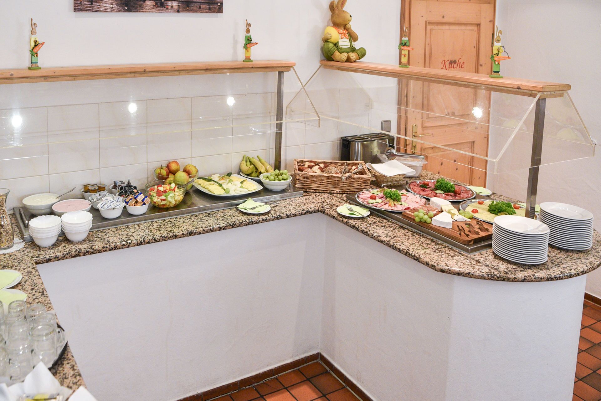 Un buffet proposant une variété de plats et d'ustensiles.