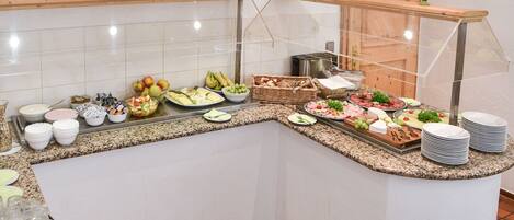 Un buffet con diversi piatti e stoviglie.