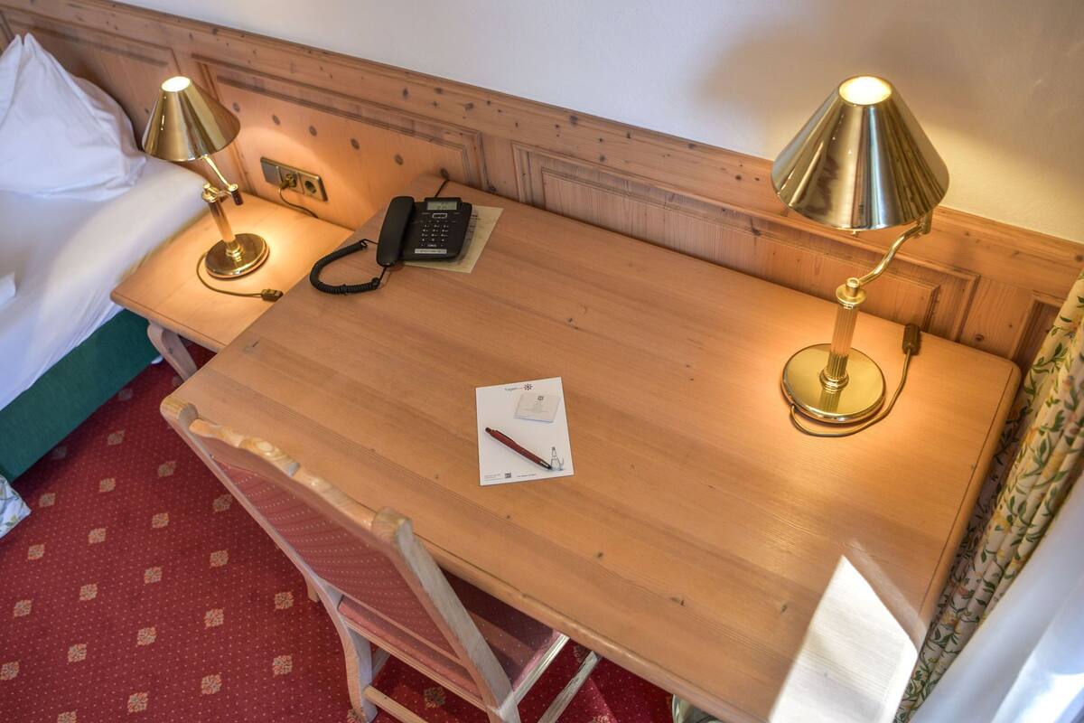 Quarto solteiro conforto, sacada, vista para o pátio | Cofres nos quartos, Wi-Fi de cortesia