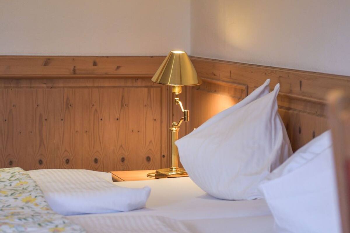 Quarto casal conforto, vista para o pátio | Cofres nos quartos, Wi-Fi de cortesia