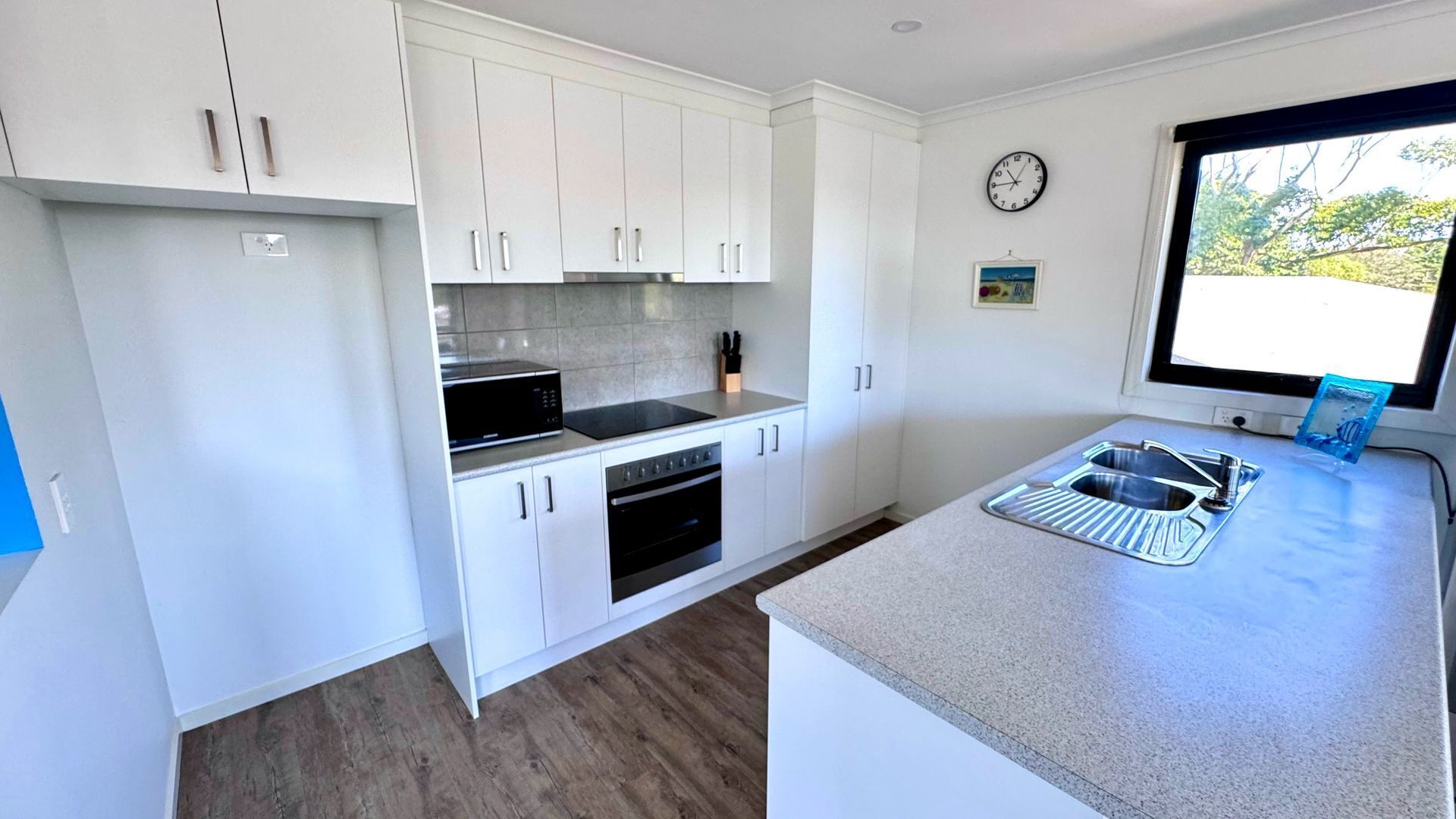 ثلاجة، ميكروويف، فرن، موقد طهي مسطح