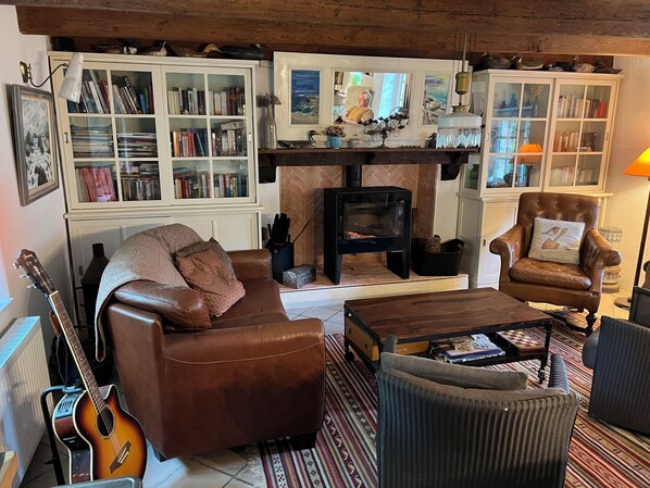 Cheminée, livres, vidéothèque, chaîne hi-fi