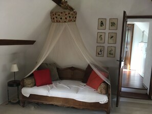 4 bedrooms, travel cot, free WiFi, bed sheets