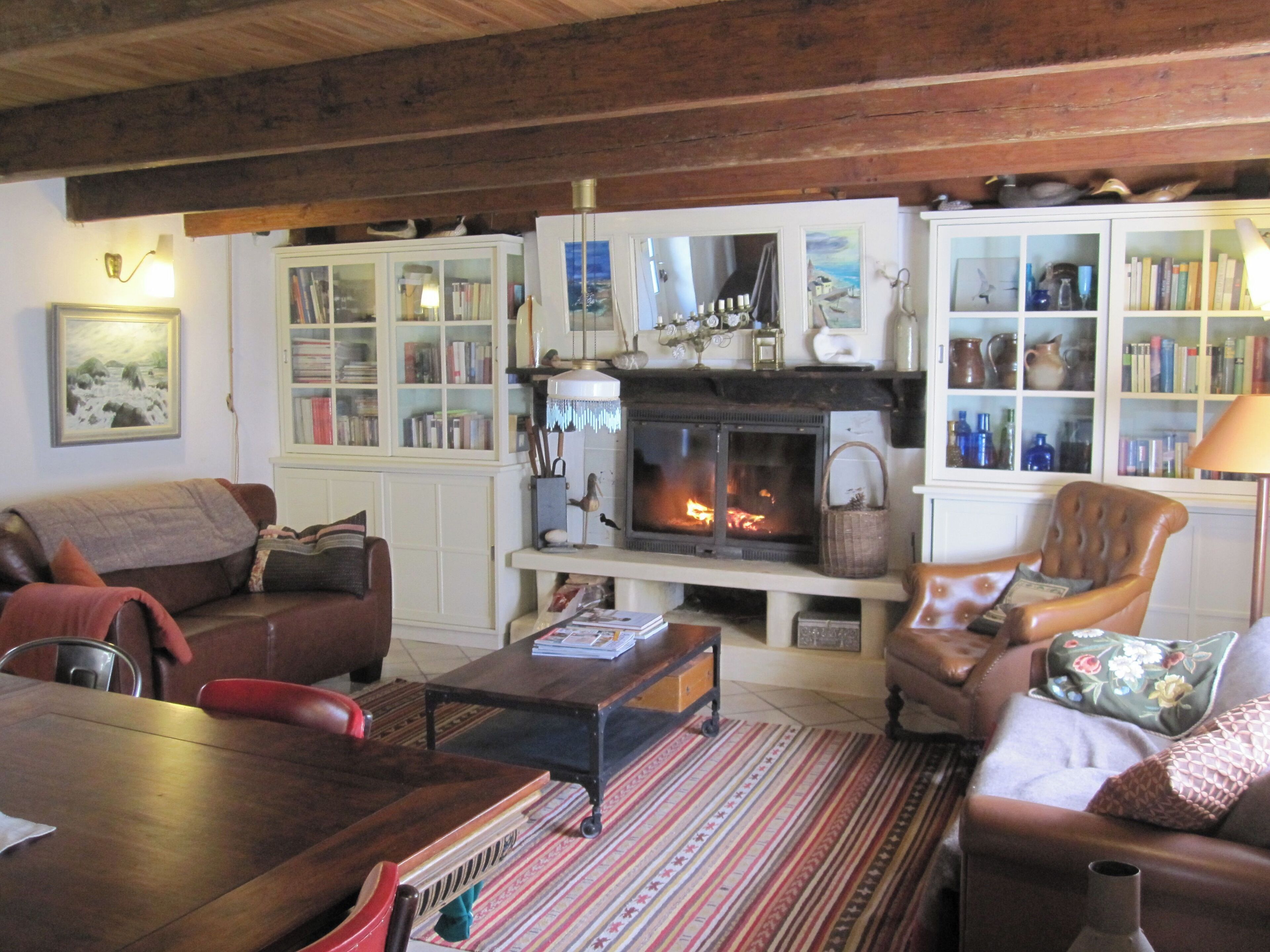 Cheminée, livres, vidéothèque, chaîne hi-fi