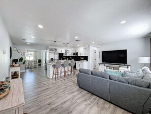 Smart TV - Newly Redesigned Backyard | Heated Pool | Putting Green (Largo)