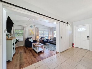 Smart TV, fireplace - Largo Pool House & Firepit (Largo)