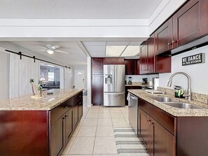 Fridge, microwave, oven, stovetop - Largo Pool House & Firepit (Largo)