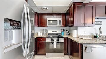 Refrigerador, microondas, horno y parrilla de estufa