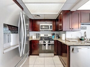 Fridge, microwave, oven, stovetop - Largo Pool House & Firepit (Largo)