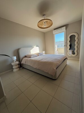 2 slaapkamers, een strijkplank/strijkijzer, gratis wifi, beddengoed