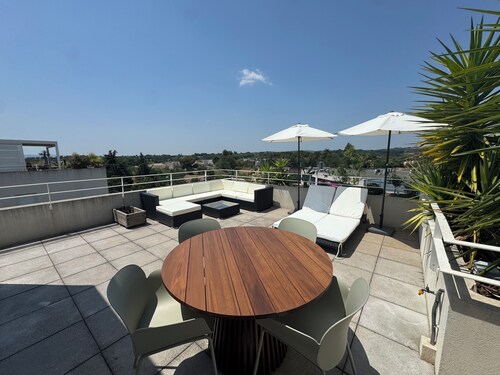 Standing apartment, large roof-top, parking, air conditioning