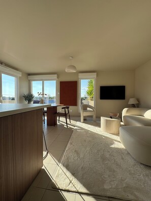 Interior - Standing apartment, large roof-top, parking, air conditioning (Juvignac)