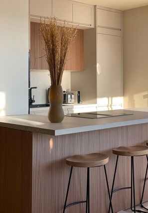 Een koelkast, een magnetron, een oven, een kookplaat