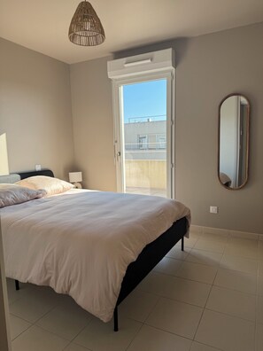 2 bedrooms, iron/ironing board, free WiFi, bed sheets - Standing apartment, large roof-top, parking, air conditioning (Juvignac)