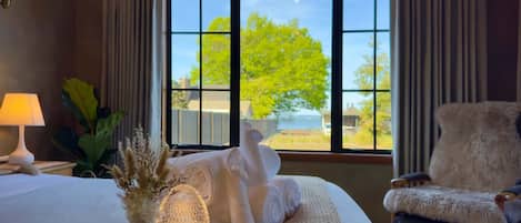 Tabla de planchar con plancha, cuna de viaje, wifi y ropa de cama